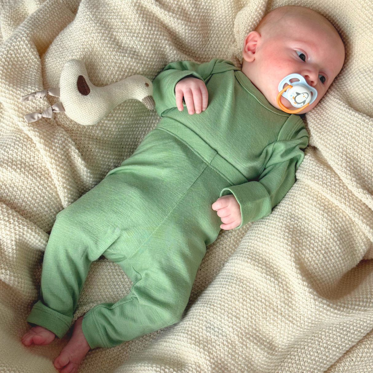 Боди с дълъг ръкав и обло деколте от 100% органична мериносова вълна