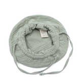 Căciulă „Soft Breeze” din 100% muselină organică cu partea din spate prelungită pentru protecția gâtului