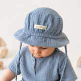 Căciulă „Soft Breeze” din 100% muselină organică cu partea din spate prelungită pentru protecția gâtului